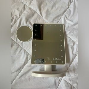 battery powered light up vanity mirror with detachable close-up mirror